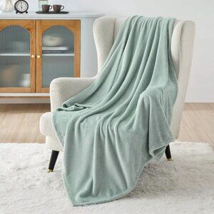 NWT Bedsure 50"x60" flannel throw blanket in sage green